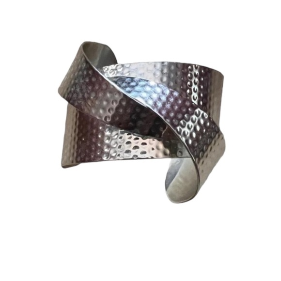Gorgeous hammered silver wide cuff bracelet. - Picture 1 of 5